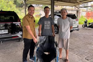 Dedi Mulyono Serahkan Bantuan Kursi Roda untuk Warga Cipaku Bogor Selatan