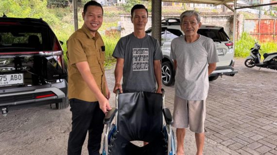 Dedi Mulyono Serahkan Bantuan Kursi Roda untuk Warga Cipaku Bogor Selatan