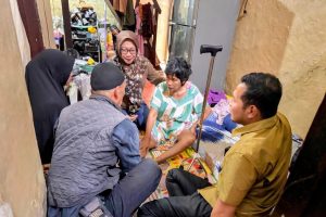 Dedi Mulyono Serahkan Bantuan Tongkat untuk Warga Batu Tulis yang Sakit