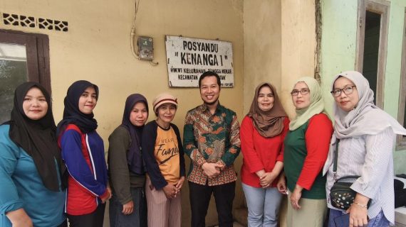 Perkuat Peran Posyandu Dedi salurkan Bantuan Kursi untuk warga Rangga Mekar