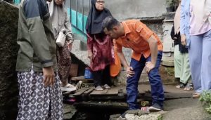 Sidak Drainase Rusak di Harjasari, Dedi Mulyono Dengarkan Keluhan Warga