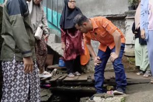 Sidak Drainase Rusak di Harjasari, Dedi Mulyono Dengarkan Keluhan Warga