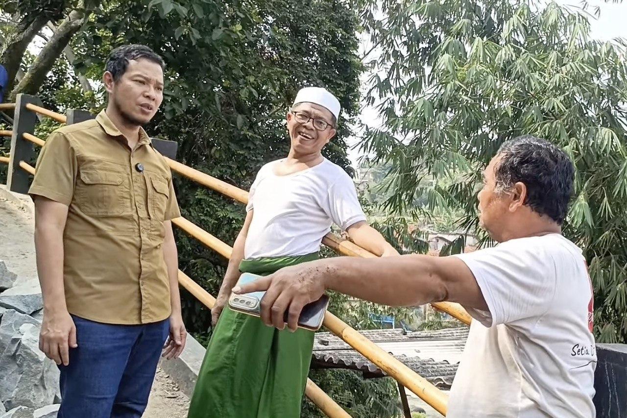Blusukan ke Lokasi Longsor Rangga Mekar, Dedi Mulyono berikan bantuan Uang Tunai