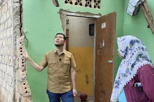 Rumah Warga Rancamaya Roboh, Dedi Mulyono Turun Langsung dan Beri Bantuan Tunai