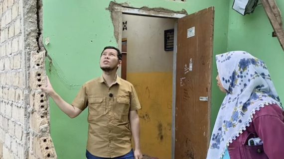 Rumah Warga Rancamaya Roboh, Dedi Mulyono Turun Langsung dan Beri Bantuan Tunai