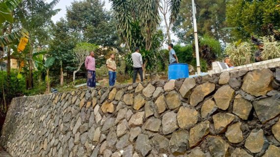Makam Sempat Longsor, Tebing Penahan Tanah Dibangun di RW 7 Cipaku Bogor